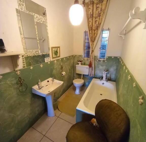 Quarto Deluxe, Holt Hill