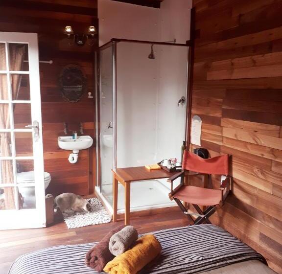 Quarto Economy, Holt Hill