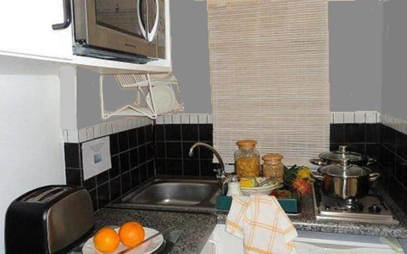 Svit, Eastbury Cottage