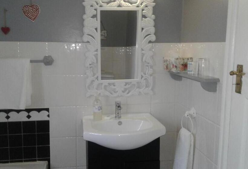 Svit, Eastbury Cottage