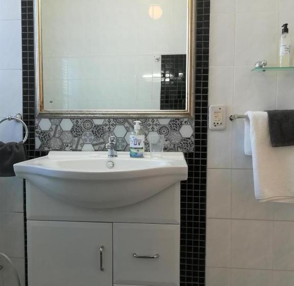 Standardrum, Eastbury Cottage