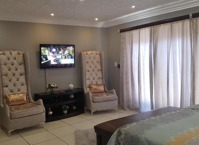 Deluxe Suite King Bed, Dinaledi House
