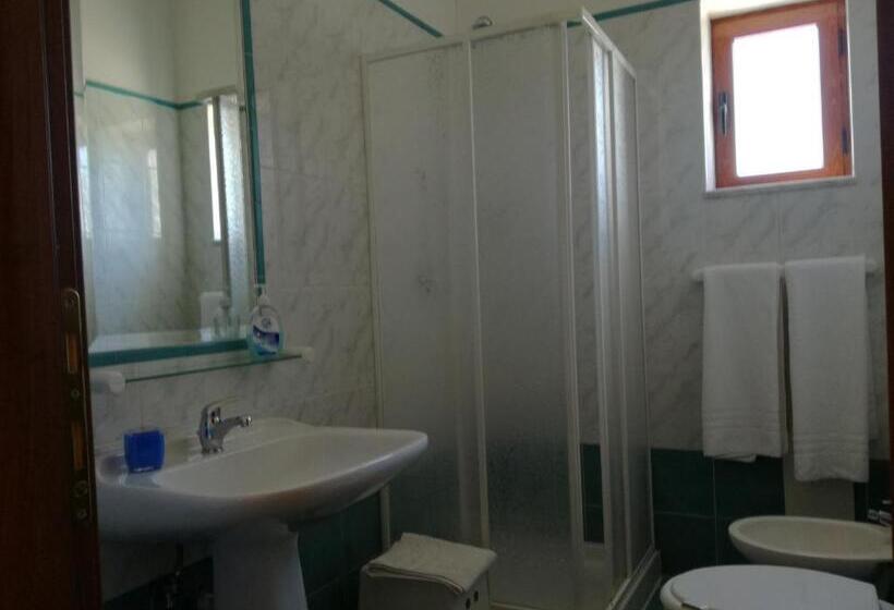 Трехместный Номер Стандарт с Балконом, B&b Villa Di Bartolomeo