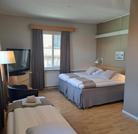 Quarto Triplo Basic, L Rådhuset