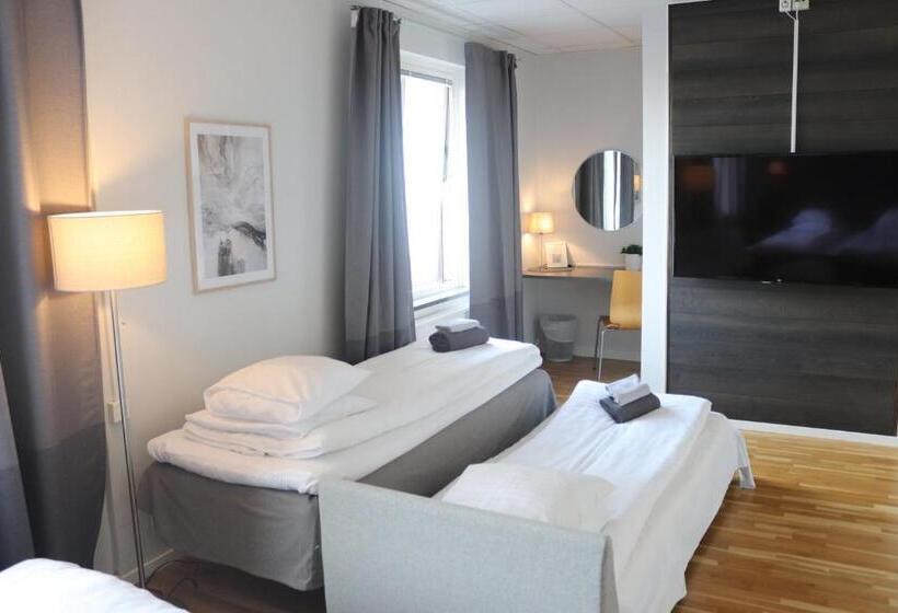 Quarto Triplo Basic, L Rådhuset