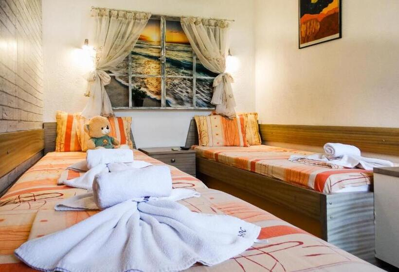 Quarto Triplo Estandar, Villa Rezos