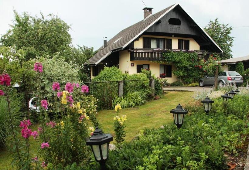 3 Bedroom Suite, Garden Apartments Maria