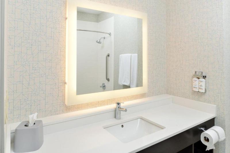 适合残疾人士使用的套间, Holiday Inn Express Hotel & Suites Carthage, An Ihg