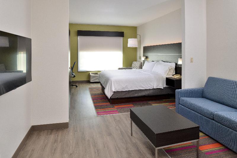 带大床的套房, Holiday Inn Express Hotel & Suites Carthage, An Ihg