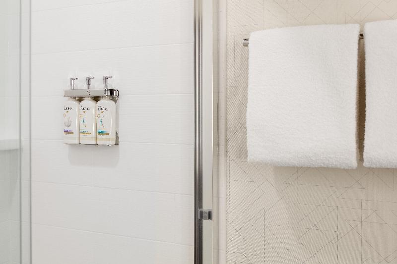 带大床的套房, Holiday Inn Express Hotel & Suites Carthage, An Ihg
