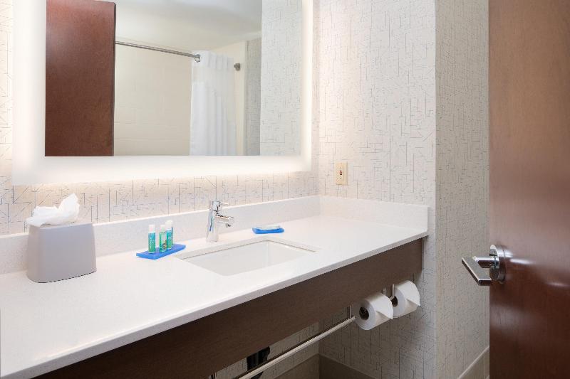 스위트, Holiday Inn Express Louisville Northeast, An Ihg