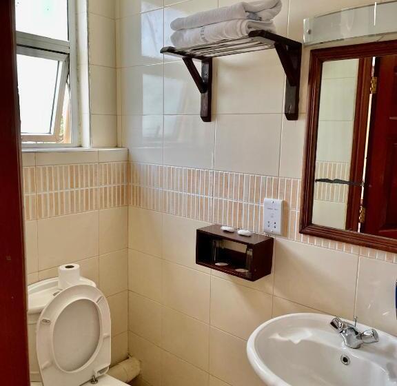 اتاق استاندارد سه نفره, Kenya Comfort Suites