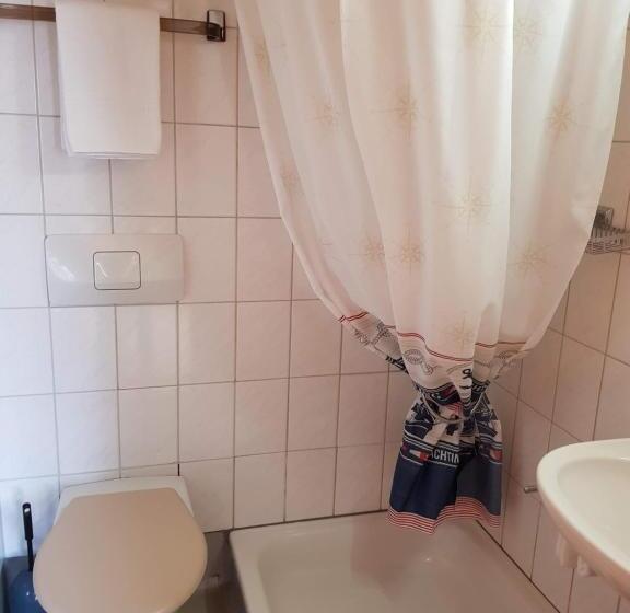 استودیو خانوادگی, Gasthof Schoenegg B&b
