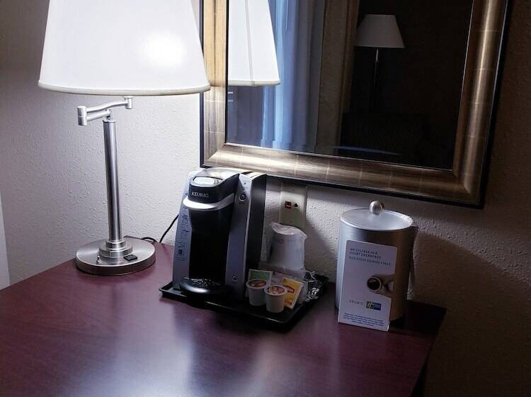 Люкс, Holiday Inn Express Hotel & Suites Concordia Us 81, An Ihg