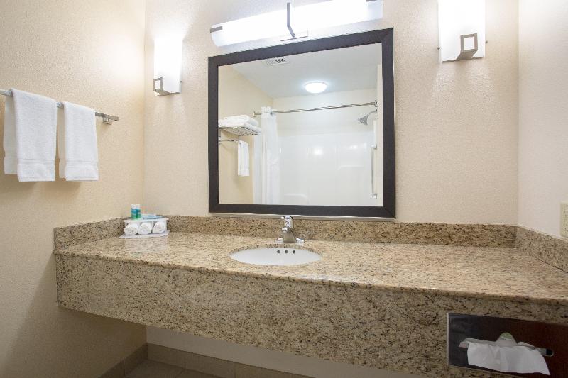 Люкс, Holiday Inn Express Hotel & Suites Concordia Us 81, An Ihg
