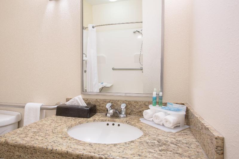 Люкс Кровать Кинг, Holiday Inn Express Hotel & Suites Concordia Us 81, An Ihg