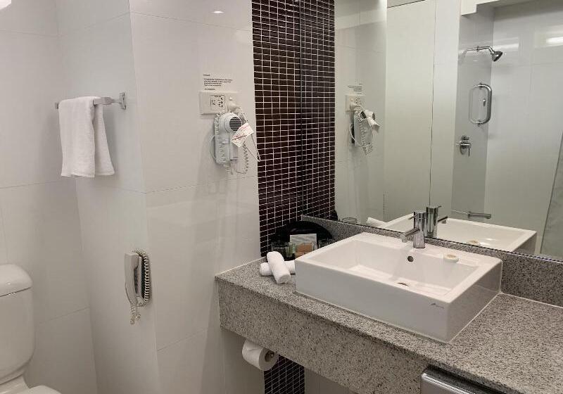 스탠다드 룸 킹사이즈 침대, Holiday Inn Express Hotel & Suites Concordia Us 81, An Ihg