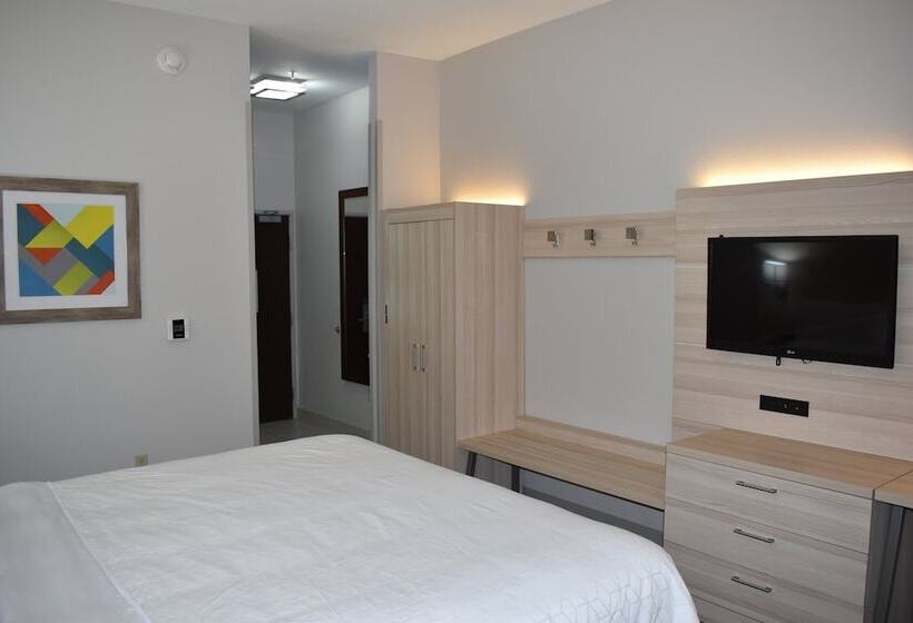 带2个双人床的标准工作室, Holiday Inn Express Hotel & Suites Mcpherson, An Ihg