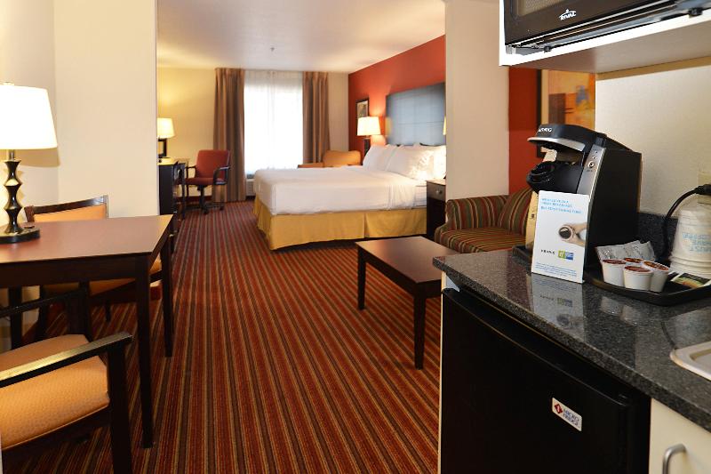 Люкс Кровать Кинг, Holiday Inn Express Hotel & Suites   The Villages, An Ihg