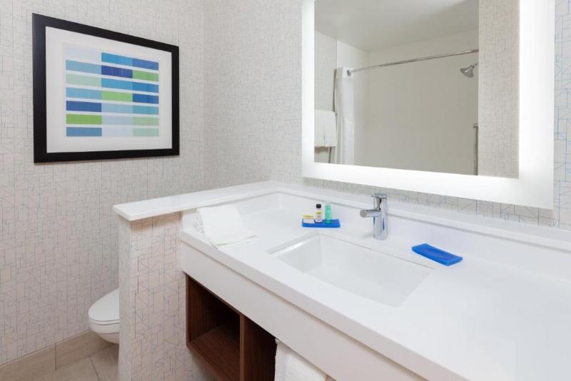 Номер Стандарт Кровать Кинг Адаптированный для Инвалидов, Holiday Inn Express Hotel & Suites Ventura Harbor, An Ihg