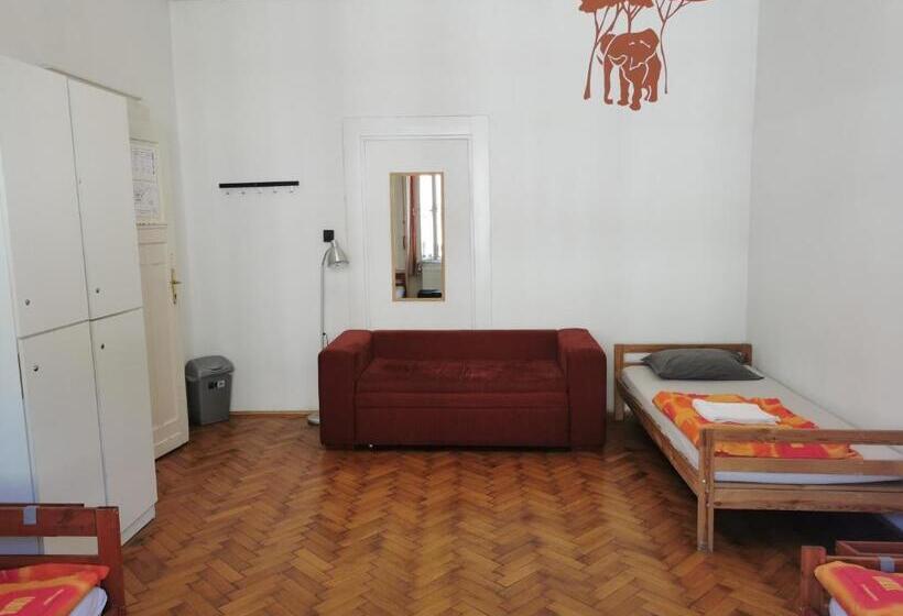 标准三人间共用浴室, Boomerang Hostel