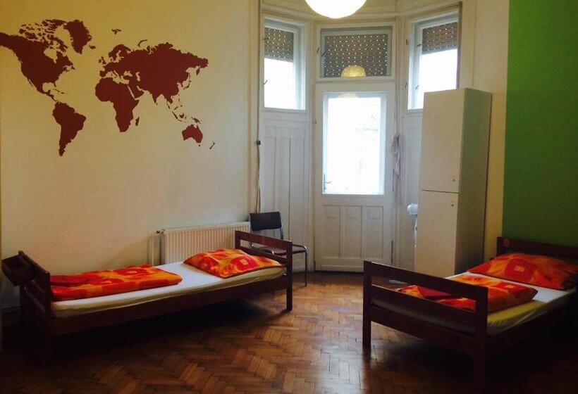 اتاق استاندارد چهارنفره با سرویس بهداشتی مشترک, Boomerang Hostel