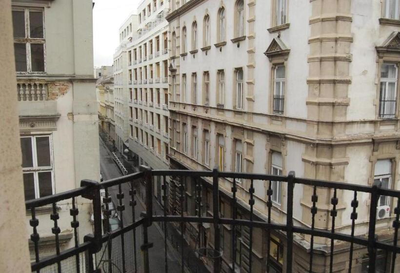 标准四人间共用浴室, Boomerang Hostel
