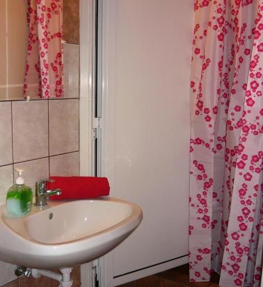 اتاق استاندارد چهارنفره با سرویس بهداشتی مشترک, Boomerang Hostel