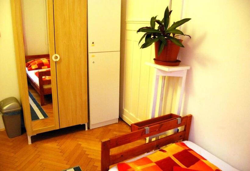 اتاق استاندارد یک نفره, Boomerang Hostel