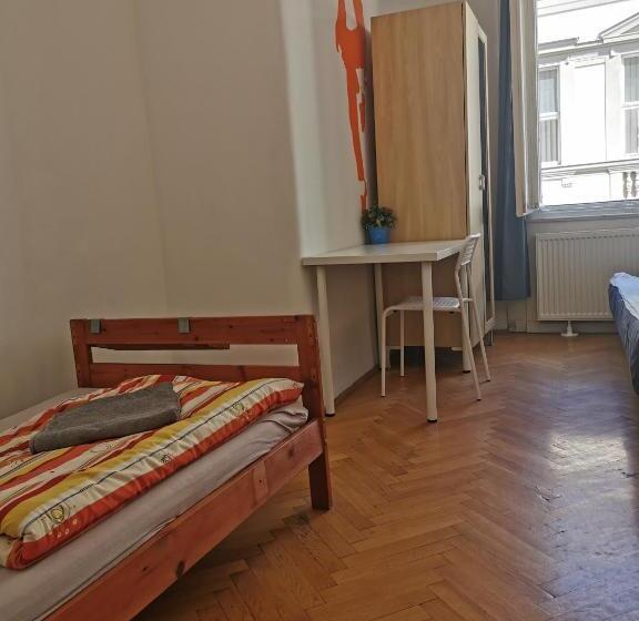 标准单人间, Boomerang Hostel