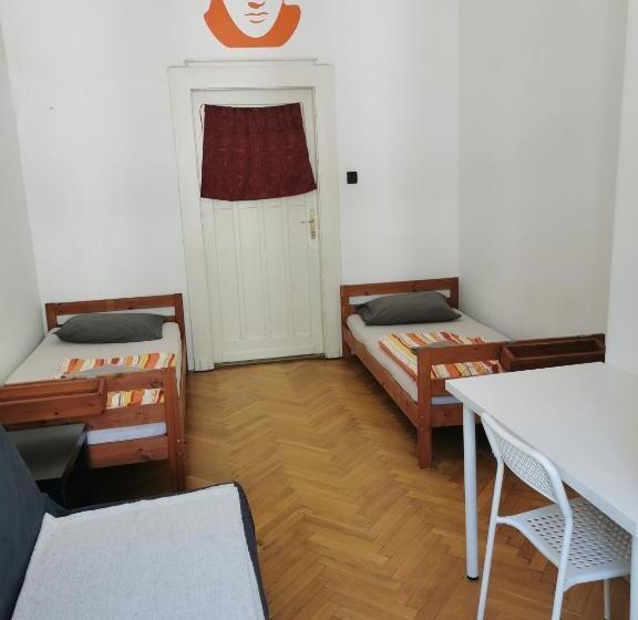 带共用浴室的标准房间, Boomerang Hostel