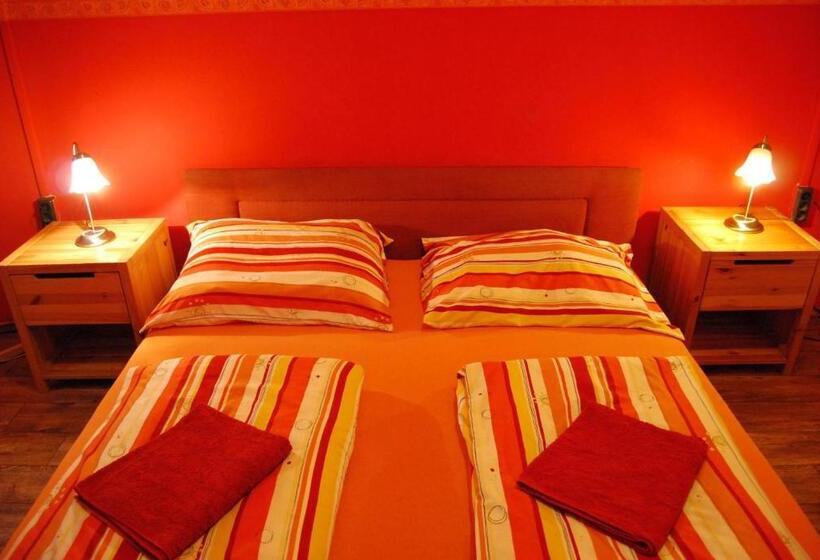带共用浴室的标准房间, Boomerang Hostel