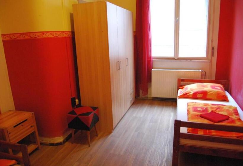 اتاق استاندارد یک نفره, Boomerang Hostel