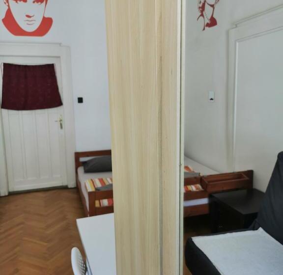 标准间, Boomerang Hostel