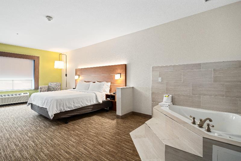 带大床的套房, Holiday Inn Express Suites Van Buren Ft Smith Area, An Ihg