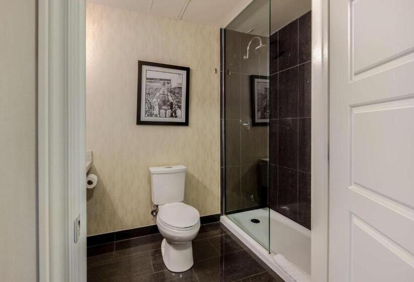 מיטת קינג בסוויטה, C Hotel By Carmen S, Bw Premier Collection