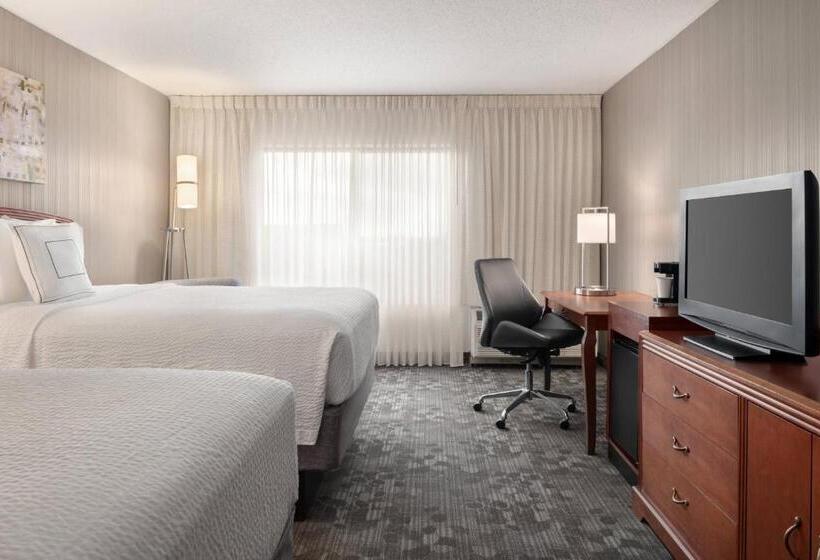 Standard Room Adapted for people with reduced mobility, Courtyard Chicago Bloomingdale