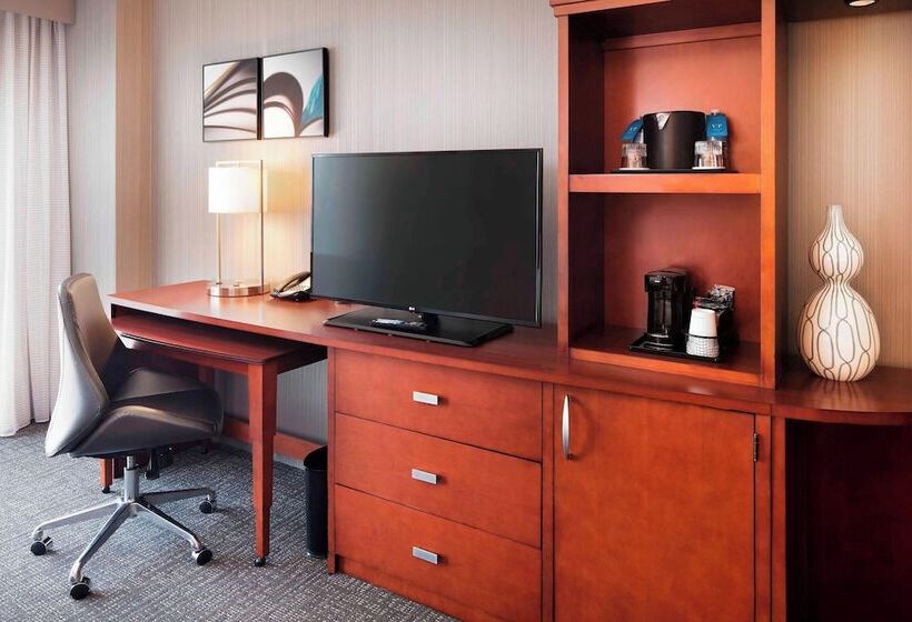 Suite, Courtyard Indianapolis Downtown