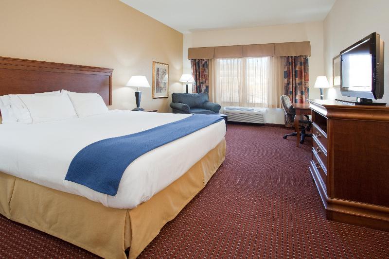 Номер Стандарт Кровать Кинг Адаптированный для Инвалидов, Holiday Inn Express Airport East, An Ihg