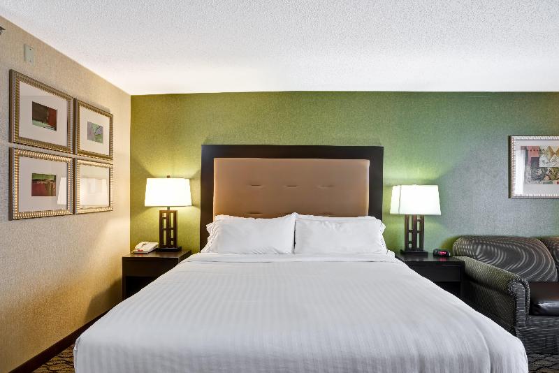 Номер Стандарт Кровать Кинг Адаптированный для Инвалидов, Holiday Inn Express Hotel & Suites Christiansburg, An Ihg