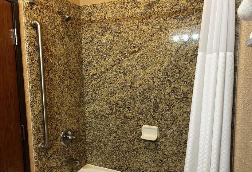 מיטת קינג בסוויטה, Baymont By Wyndham Cuero