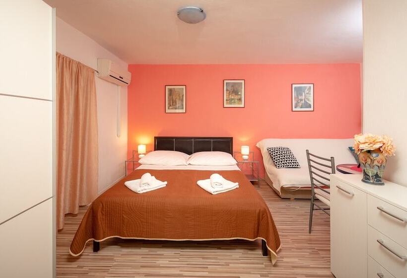 Номер Стандарт Трехместный, Damira Rooms