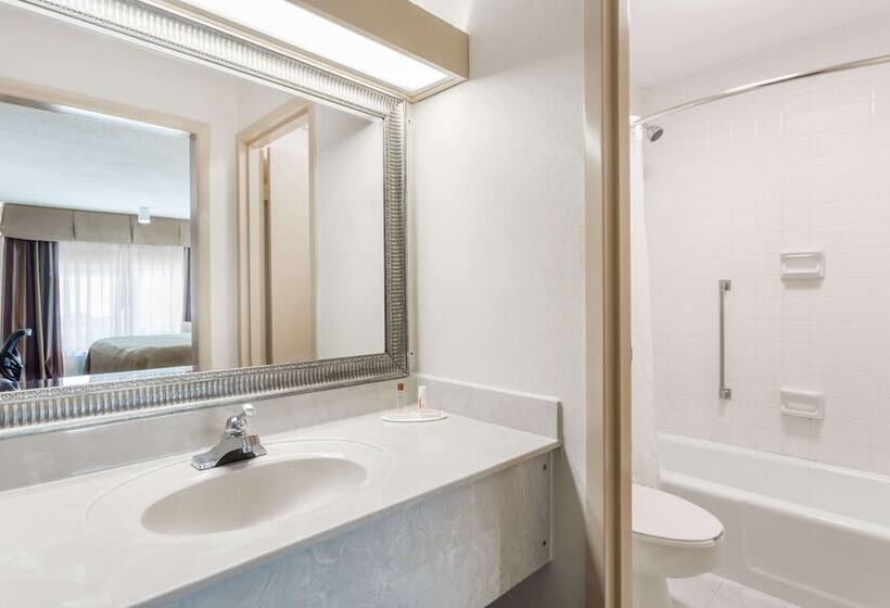 Номер Стандарт 2 Двуспальные Кровати, Days Inn & Conf Center By Wyndham Southern Pines Pinehurst