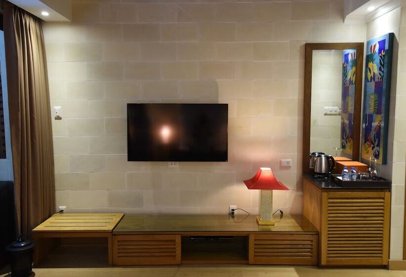 سوییت با چشم‌انداز استخر, Sunsea Resort