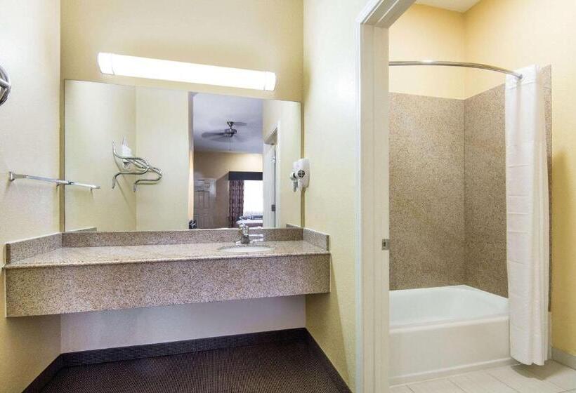 חדר סטנדרט עם מיטת קינג, Days Inn By Wyndham Baytown East