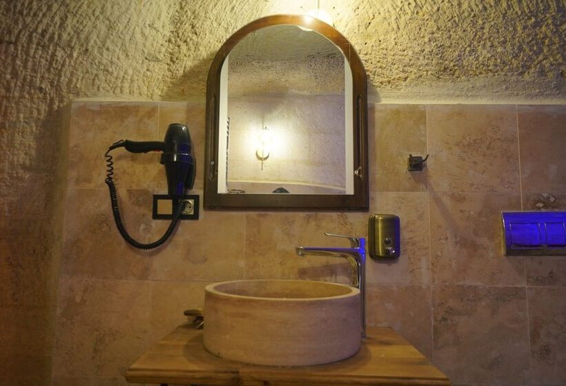 מיטת קינג בסוויטה, Travel Inn Cave