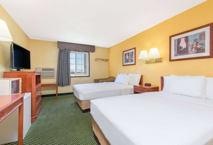 Номер Стандарт 2 Двуспальные Кровати, Days Inn By Wyndham Great Bend