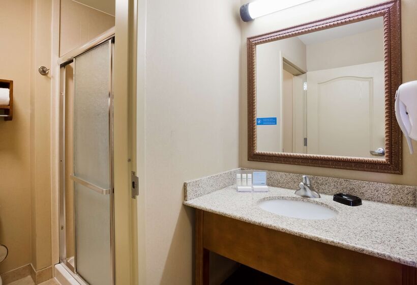 Номер Стандарт, Hampton Inn Fairmont