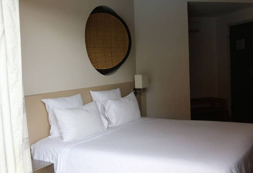 Superior room with lake view, Radisson Hotel Tamboho Waterfront Antananarivo