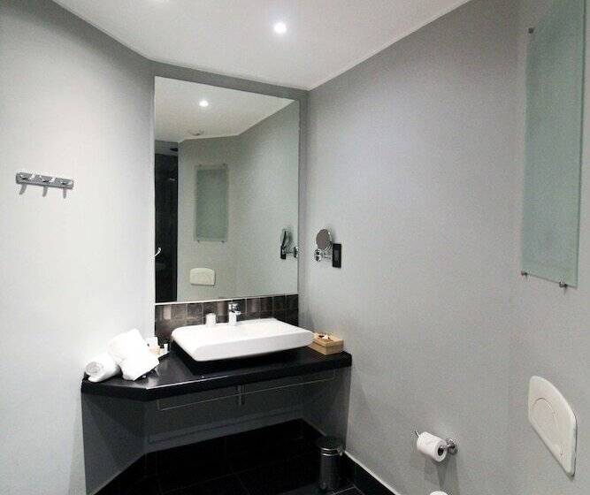 سوییت جونیور با بالکن, Radisson Hotel Tamboho Waterfront Antananarivo